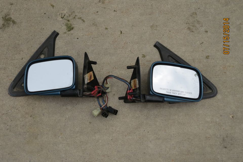 Two blue side mirrors with wiring, one has 'Objects in mirror are closer than they appear' text