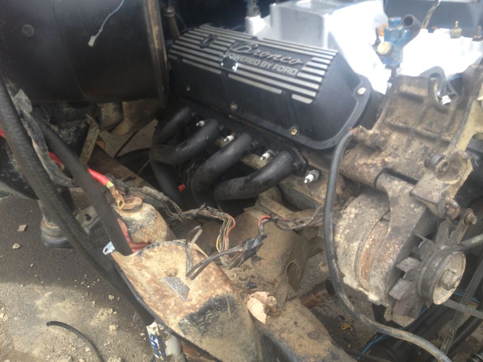 Bronco Powered by Ford valve cover on engine
