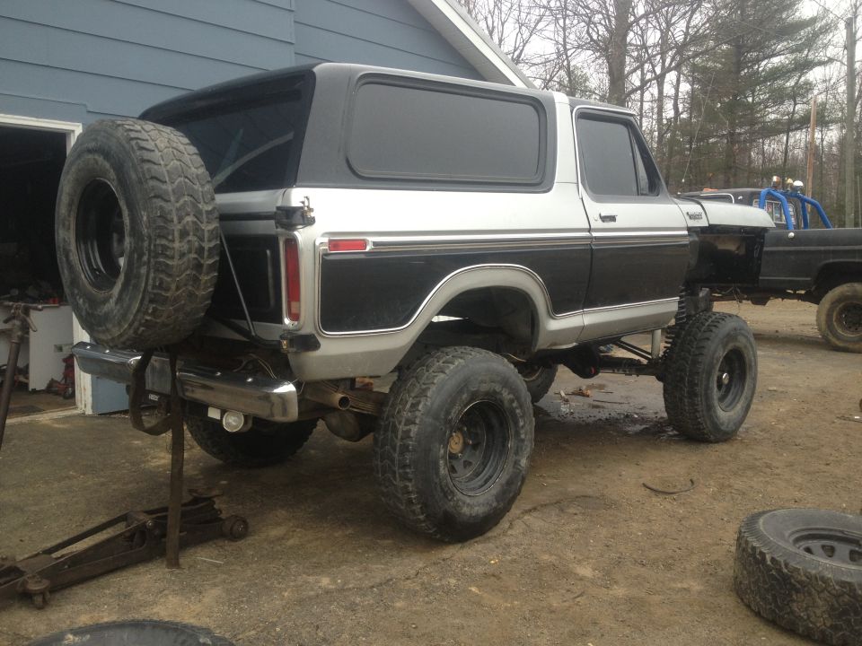 1979 Ford Bronco, rear 3/4 view, lifted, two-tone silver and black with spare tire