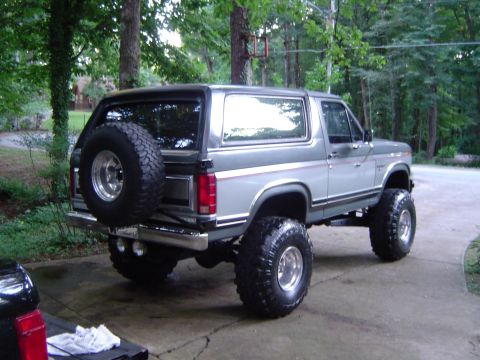 1986 Ford Bronco - This lifted Ford Bronco is shown from the rear, with a spare tire mounted externally.