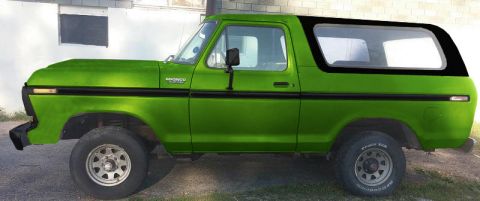 1994 Ford Bronco - Side profile of a green 1978 Ford Bronco, a black removable top.