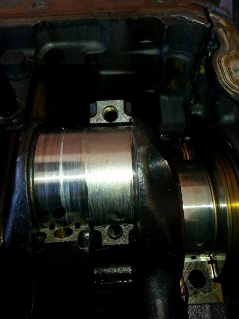 2002 Ford Expedition - Close-up view of engine crankshaft bearings, with a watermark for Supermotors.net visible.