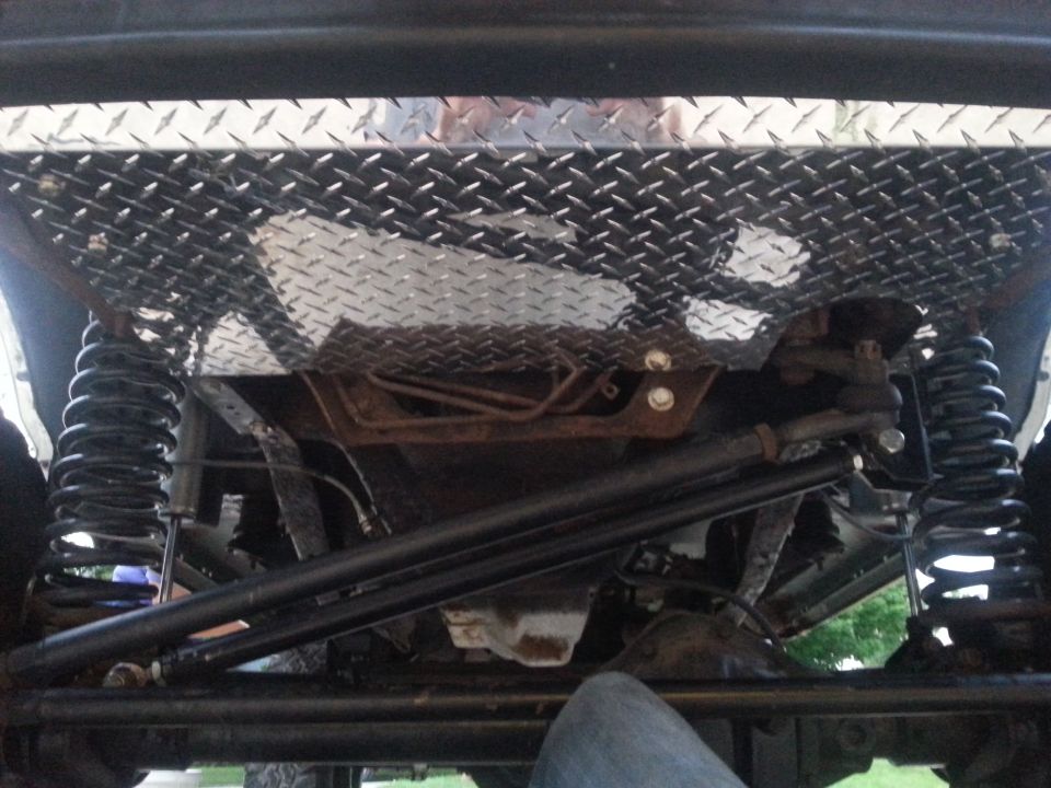 Diamond plate skid plate and suspension components on a vehicle