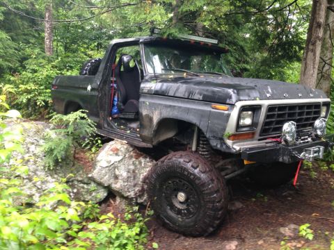 1979 Ford Bronco - Boulder is taller than the 38s