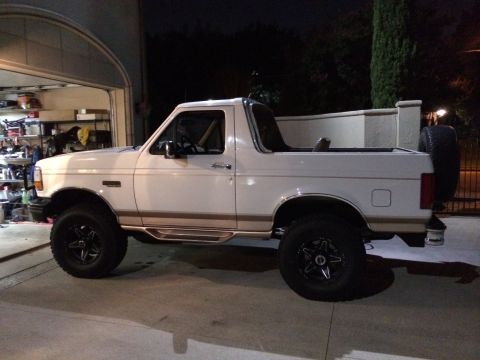 1996 Ford Bronco - This 1996 Ford Bronco features a removable top, offering an open-air driving experience.