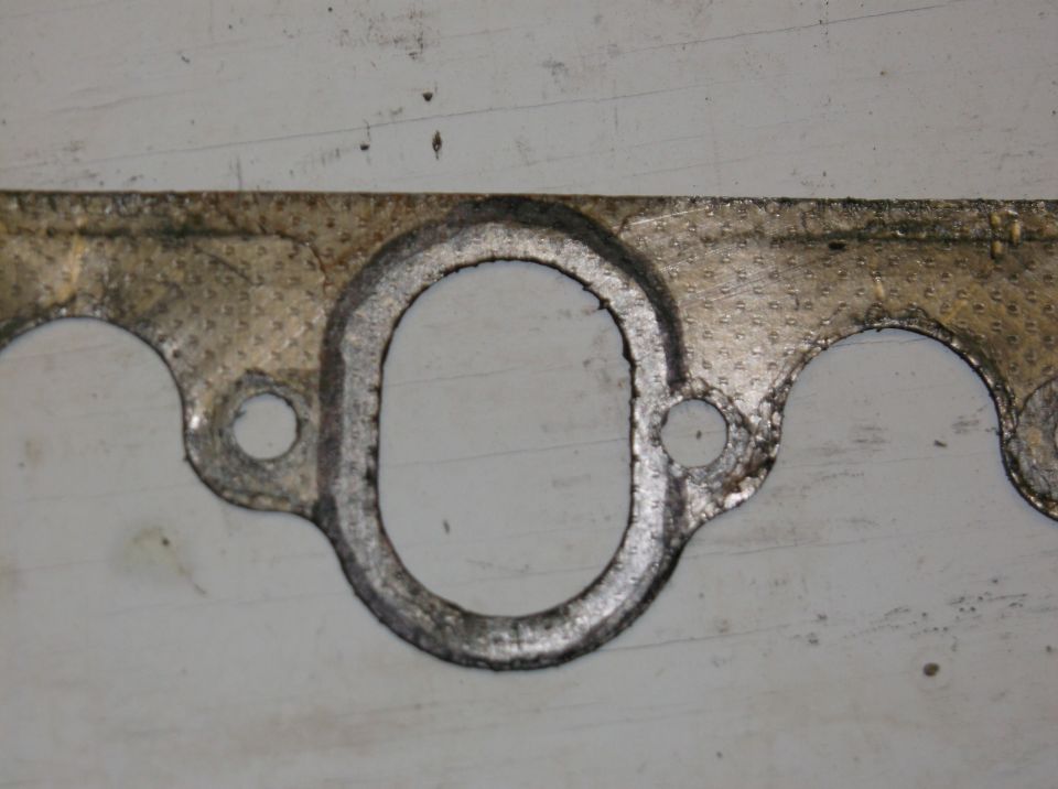 Exhaust manifold gasket with multiple bolt holes