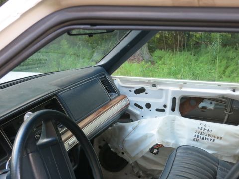 1991 Ford LTD Crown Victoria - Interior view of a 1991 Ford Crown Victoria LTD with the driver's side door panel removed.