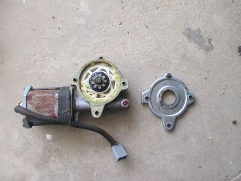 1995 Ford F-150 - LH Window Motor cover removed. Note broken drive pins.