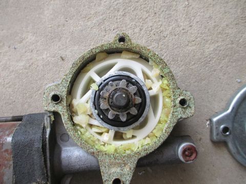 1995 Ford F-150 - LH Window Motor old drive pin debris
