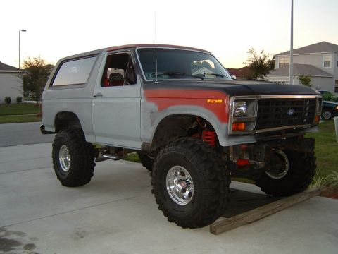 1983 Ford Bronco - Leaving for the show...