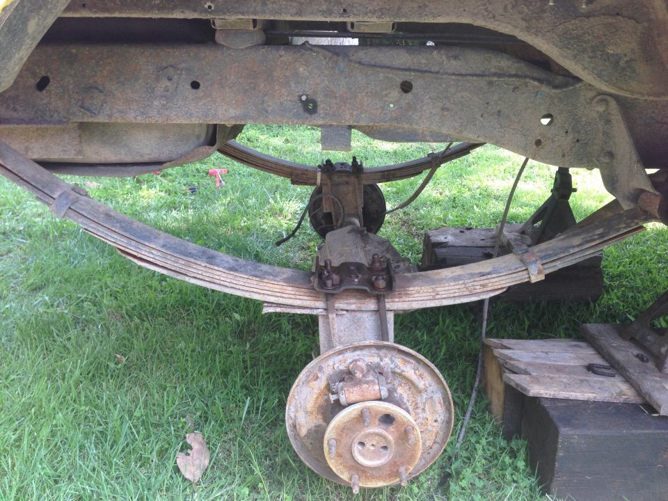 Rear axle and leaf springs of a vehicle, with visible rust