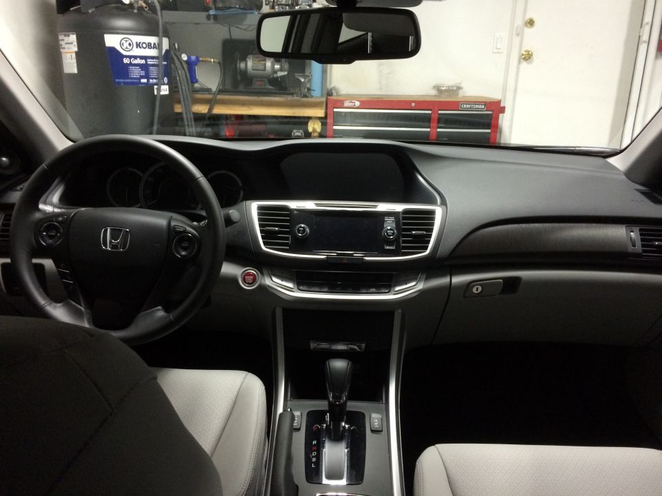 Car interior showing dashboard, steering wheel, and center console. There's a Supermotors.net watermark at the bottom right