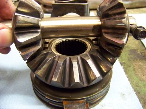 1999 Mercury Grand Marquis - Close-up of differential gears, with a watermark from Supermotors.net visible.