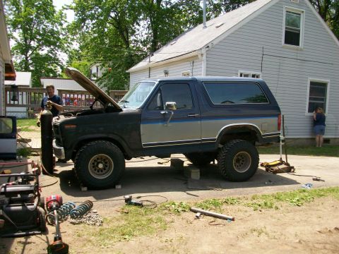1986 Ford Bronco - August 2008. Found a lift in the junkyard for cheap. Time to lift it.
