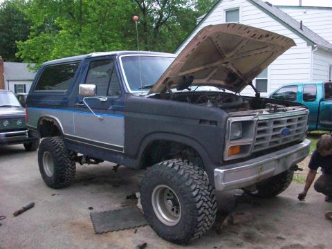 1986 Ford Bronco - Lift done and sitting on 33's