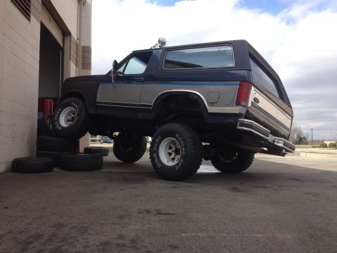 1986 Ford Bronco - Got it running pretty good. Trans has issues but it moves under its own power. Fixed the 4x4 and decided to test it.