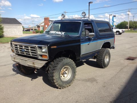 1986 Ford Bronco - Got this set of rims and 35 inch Ground Hawgs for $150.