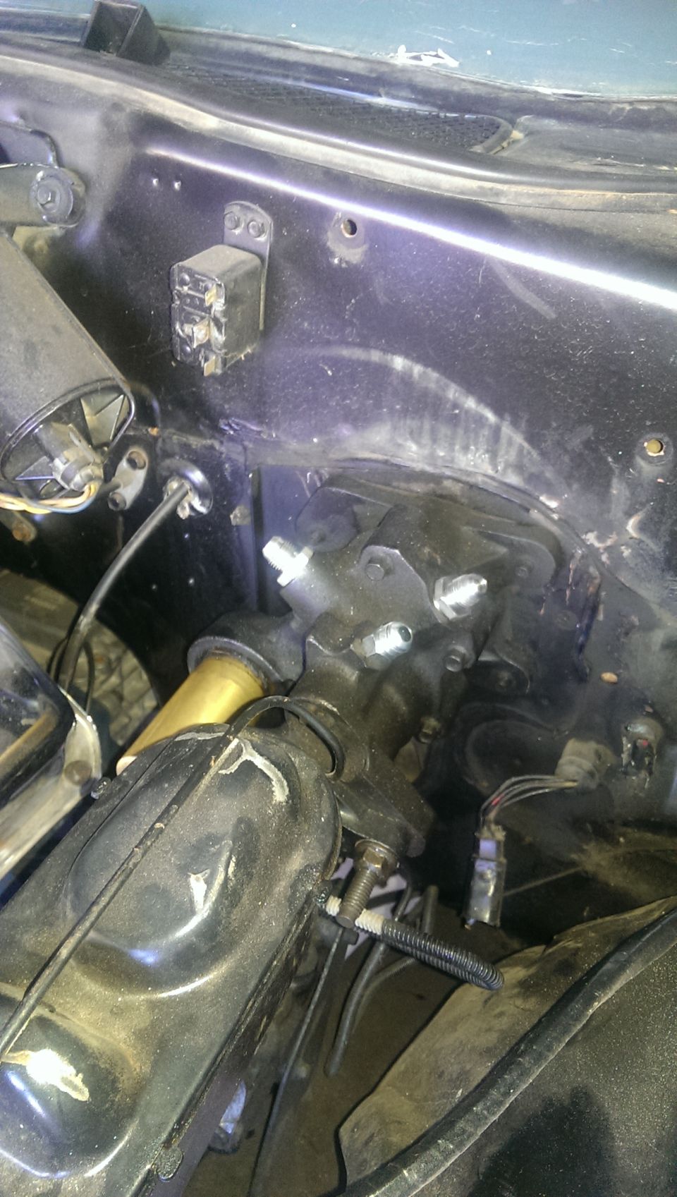 Brake master cylinder assembly mounted to vehicle firewall