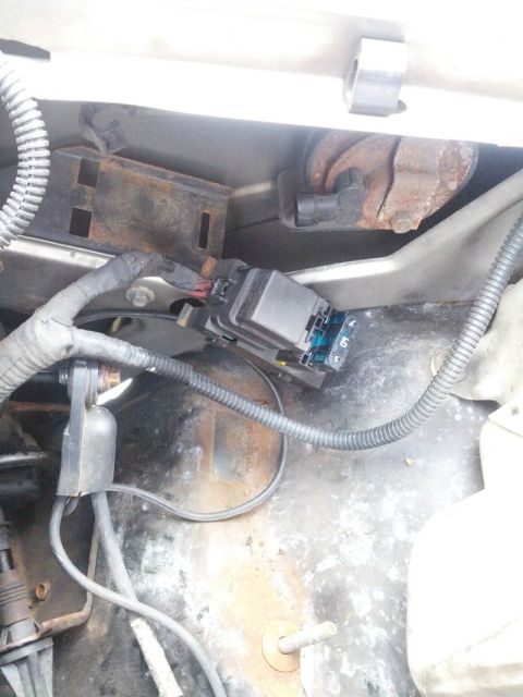 2000 GMC Jimmy - Fuse box and associated wiring, with a 15A fuse visible.