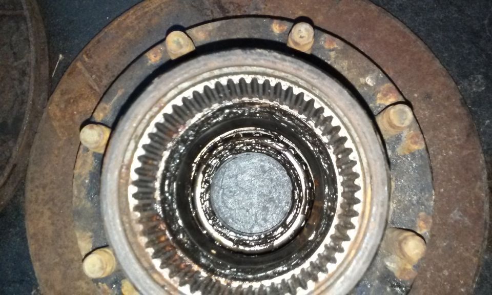 Wheel hub with splines and mounting bolts