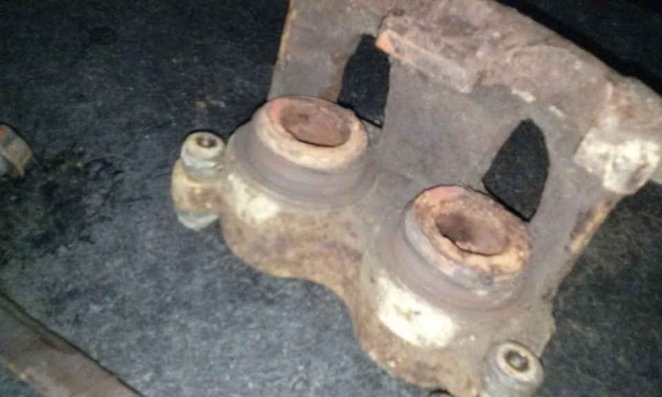 Rusty brake caliper with two piston bores