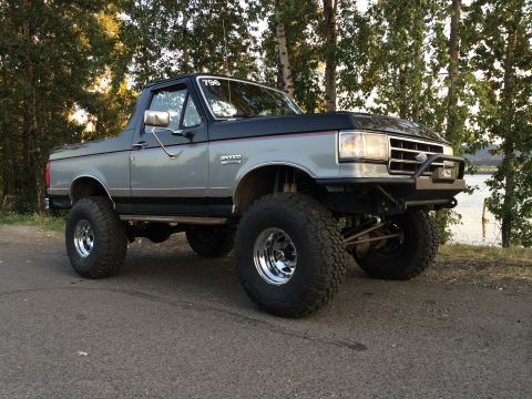 1989 Ford Bronco - This lifted 1989 Ford Bronco features a two-tone paint scheme and aggressive off-road tires.