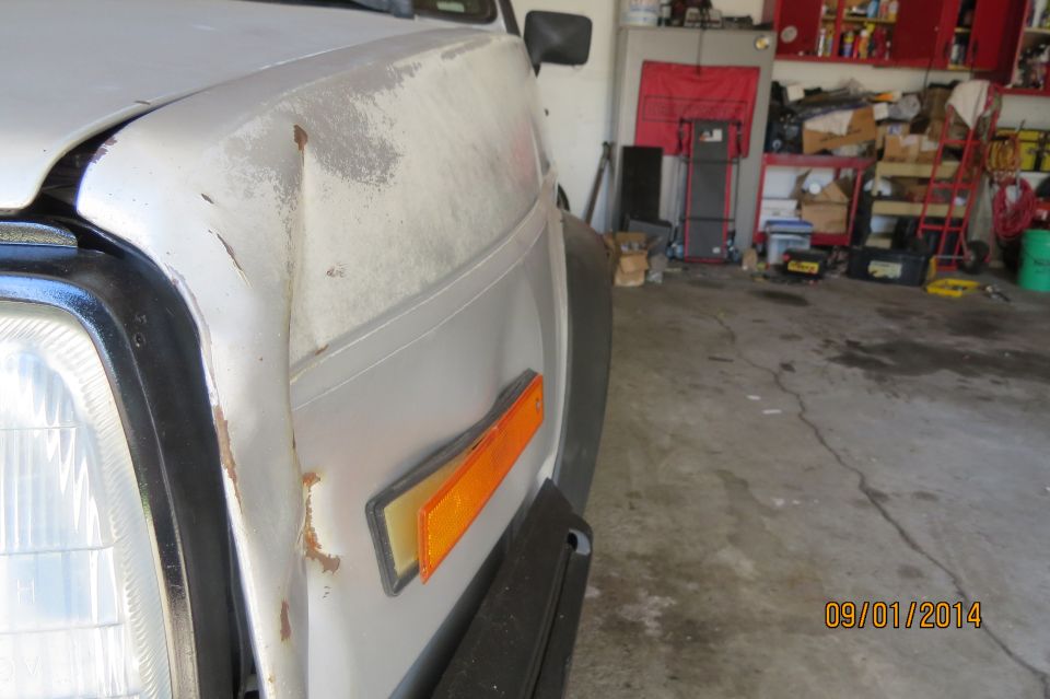 White vehicle side marker light and fender detail