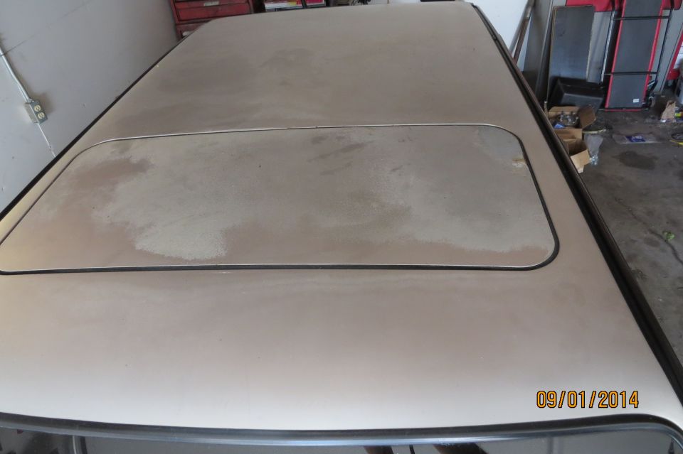 Car roof with sunroof, dusty beige paint