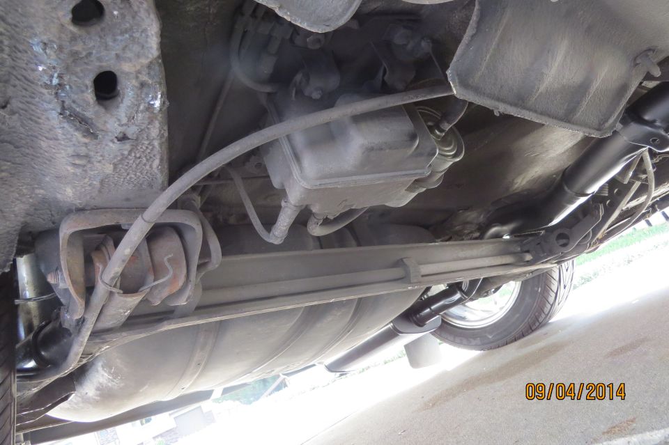 Car's underbody showing fuel tank, exhaust, and suspension components. Date stamp reads 09/04/2014