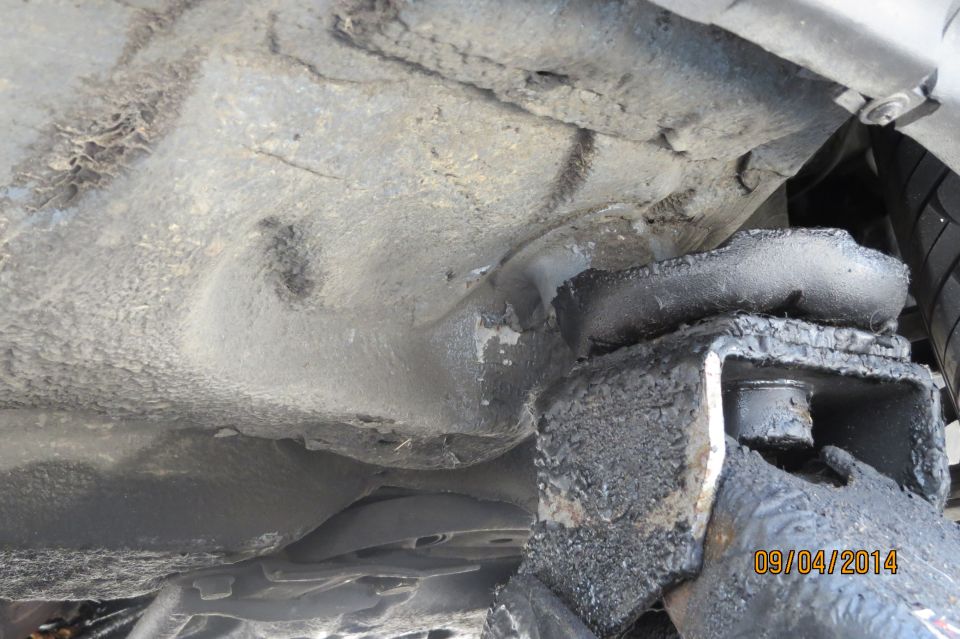 Underside of a vehicle showing suspension components and a jack. Date stamp reads 09/04/2014
