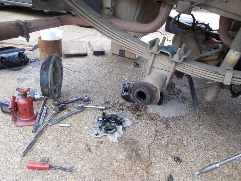 1993 Ford Bronco - So ultimately, the axle housing had to come down, but I left the XLT springs on that housing, and installed it with the original U-bolts st…