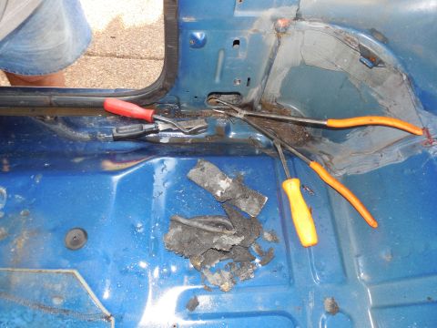 1993 Ford Bronco - Now that all that junk is out, water can actually drain. [url=http://www.supermotors.net/registry/media/959062] http://www.supermotors.net/…