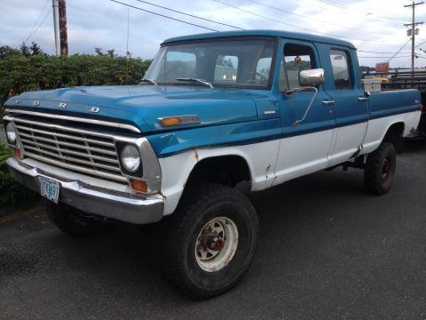 1971 Ford F-250 - This 1971 Ford F-250 pickup truck features a two-tone blue and white paint scheme and a lifted suspension.
