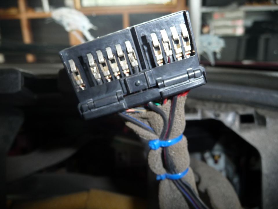 Electrical connector with multiple terminals and bundled wires