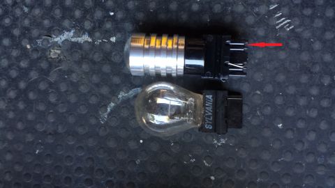 1992 Ford Bronco - Comparison of an LED bulb and a Sylvania incandescent bulb.
