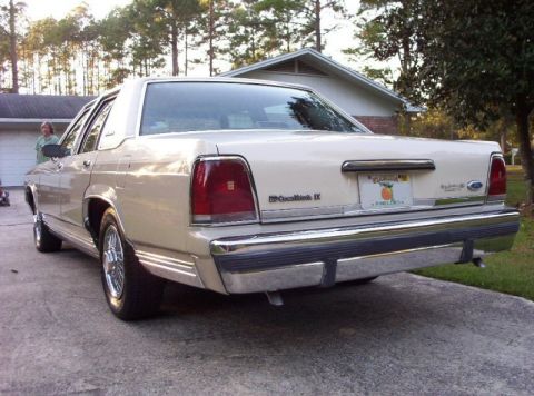1990 Ford LTD Crown Victoria photo