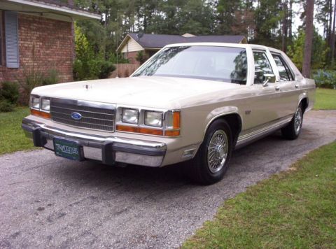 1990 Ford LTD Crown Victoria photo