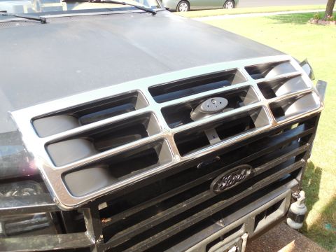 1993 Ford Bronco - Aftermarket repro chrome & black grille F6TZ-8200-AAA Grille argent F4TZ-8200-A Grille chrome F4TZ-8200-APTM Grille black E7TZ-9842528-A Bl…