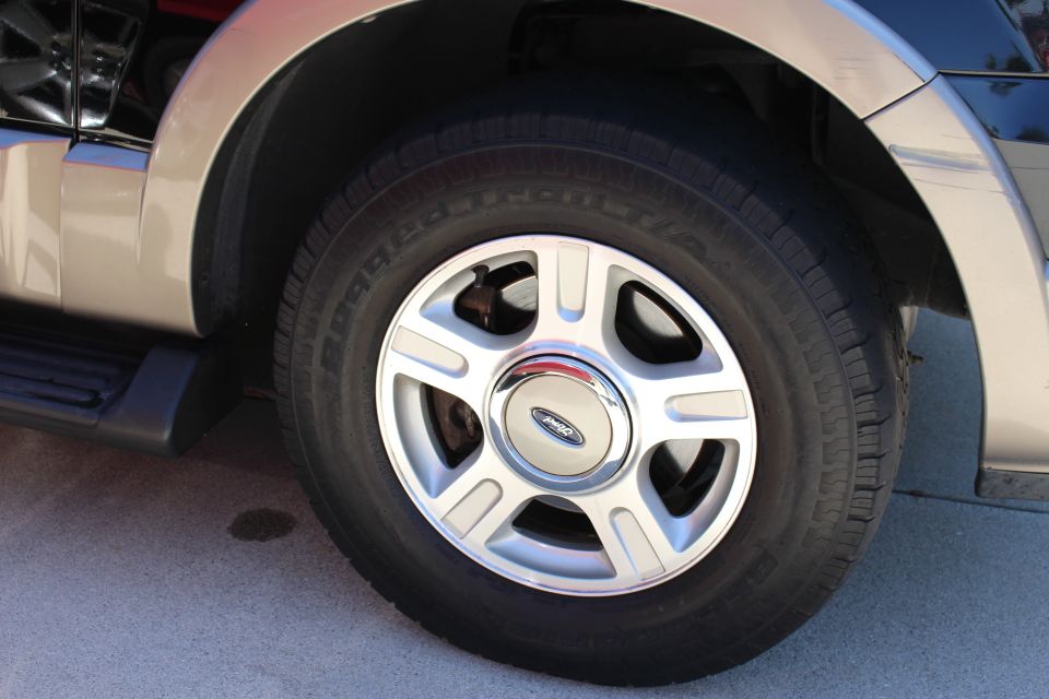 Close-up of the front passenger-side wheel and fender of a 2003 Ford Expedition