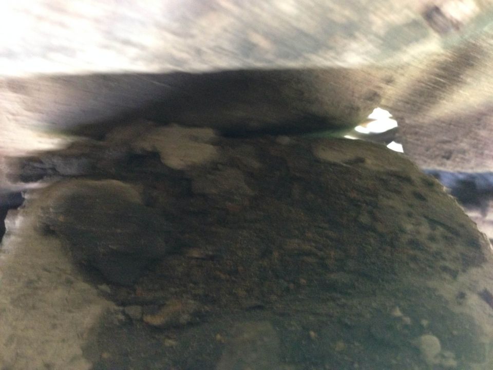 Underside of a vehicle, showing dirt and debris. Supermotors.net logo visible