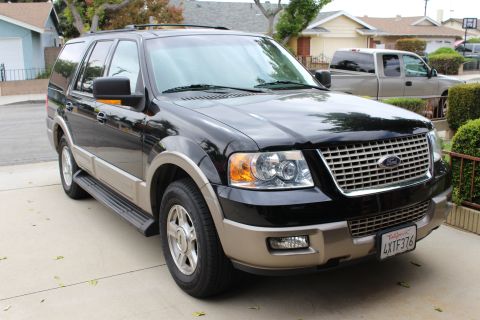 2003 Ford Expedition - This black 2003 Ford Expedition features tan lower body trim and a prominent chrome grille.