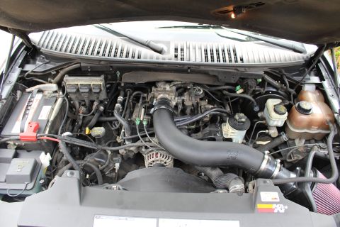 2003 Ford Expedition - Engine bay of a 2003 Ford Expedition, a K&N air intake system.