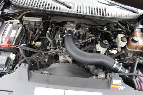 2003 Ford Expedition - The engine bay of a 2003 Ford Expedition shows a K&N air intake system and other engine components.