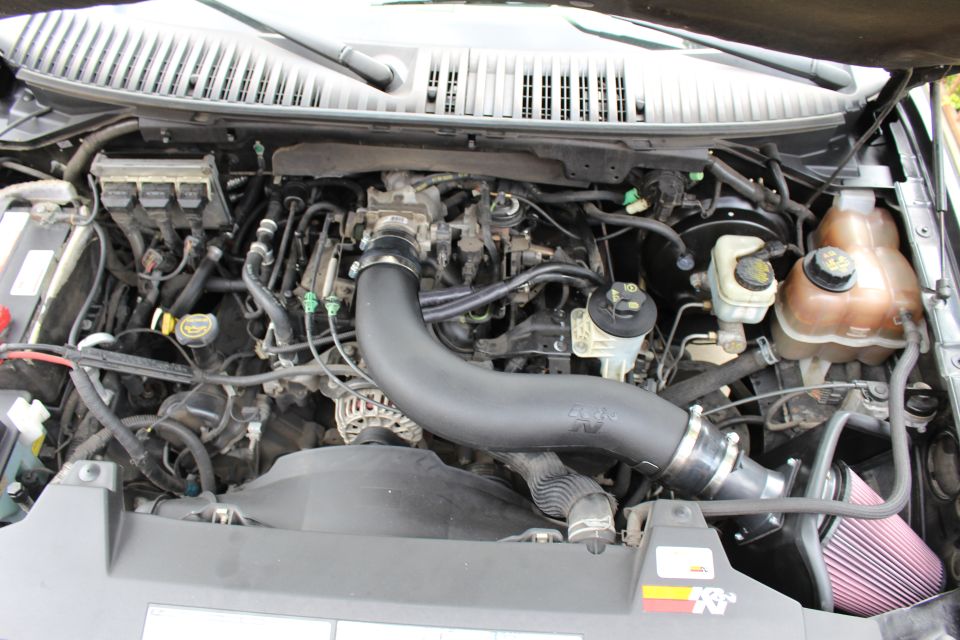 Engine bay with K&N air intake and various hoses and components