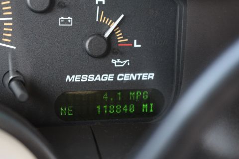 2003 Ford Expedition - The vehicle's dashboard displays current fuel efficiency and total mileage.