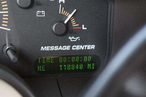 2003 Ford Expedition - The message center displays 118840 miles on the odometer, alongside an oil pressure gauge.