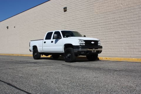 2006 Chevrolet Silverado 2500 - A white 2006 Chevrolet Silverado 2500 pickup truck is shown from a three-quarter front angle.
