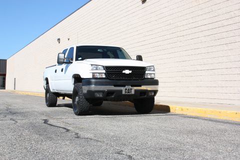 2006 Chevrolet Silverado 2500 - This 2006 Chevrolet Silverado 2500 is captured from the front, a black grille and a distinctive CAT license plate.