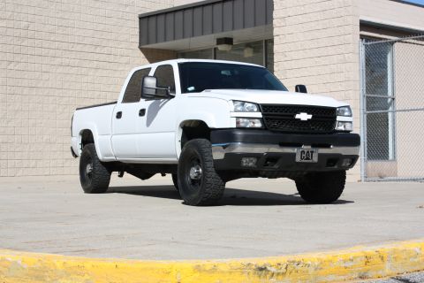2006 Chevrolet Silverado 2500 - Front 3/4 view of a white 2006 Chevrolet Silverado 2500 pickup truck with a black grille.