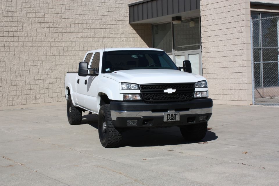 White 2006 Chevrolet Silverado 2500 pickup truck, front 3/4 view